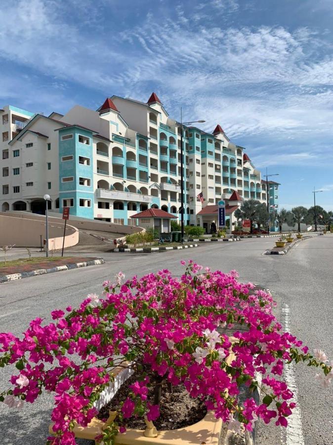 Glossy Marina Homestays Lumut Eksteriør billede