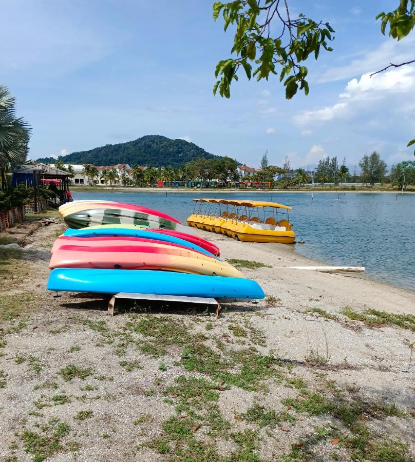 Glossy Marina Homestays Lumut Eksteriør billede