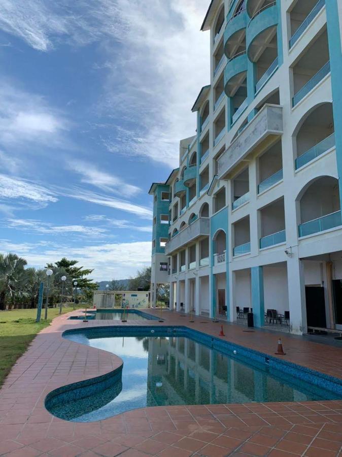 Glossy Marina Homestays Lumut Eksteriør billede