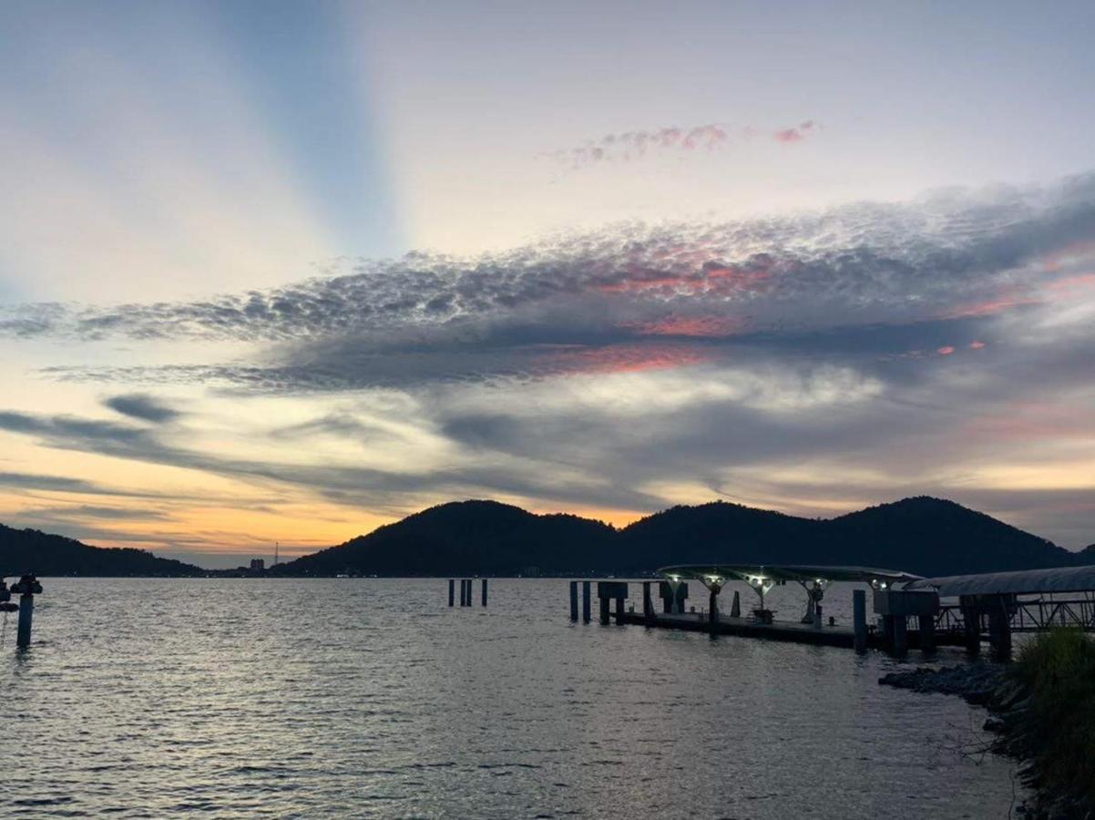 Glossy Marina Homestays Lumut Eksteriør billede