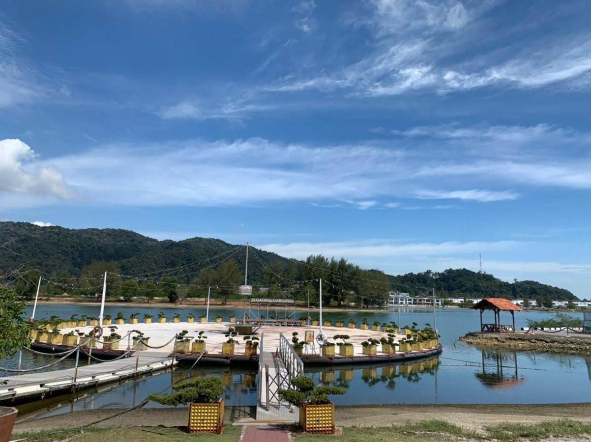 Glossy Marina Homestays Lumut Eksteriør billede