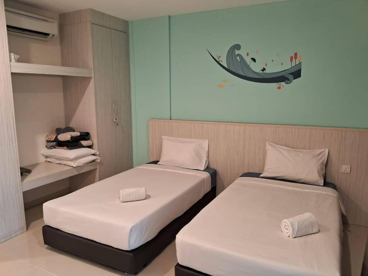 Glossy Marina Homestays Lumut Eksteriør billede